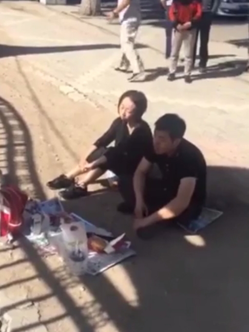 유치원 측의 대답을 듣기위해 엄마아빠는 유치원 문 앞에 망연자실한 표정으로 앉아있다. (사진=더썬)