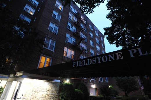 아파트 입구에 눈과 비를 막기 위해 설치된 차양이 아이의 목숨을 구했다. (사진=뉴욕데일리뉴스)