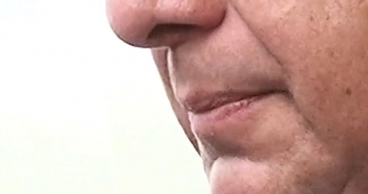 자신의 입으로 날아든 불청객을 꿀꺽 삼킨 대통령. (사진=데일리메일 캡쳐)