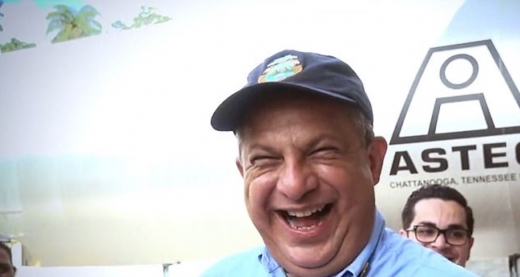 갑작스런 상황을 맞이한 루이스 기예르모 솔리스 코스리카 대통령이 너털웃음을 짓고 있다. (사진=데일리메일 캡쳐)