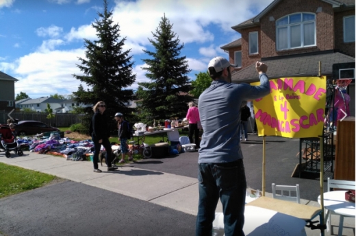 포터 가족이 자신들의 집 앞에서 중고 물품 세일을 열어 기금을 마련하고 있다. (사진=CBC)