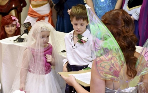 결혼식이 열릴 수 있게 큰 도움을 준 자라 그렌트(31)가 동화형식으로 쓰여진 에일레이드의 전기를 읽고 있다. (사진=데일리메일 캡쳐)