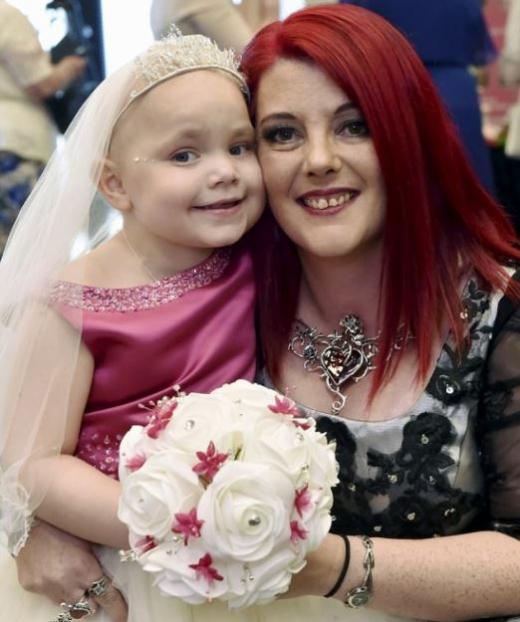 엄마는 딸이 친구들과 어울려 결혼식을 즐기는 모습에 행복함을 느꼈다. (사진=데일리메일 캡쳐)