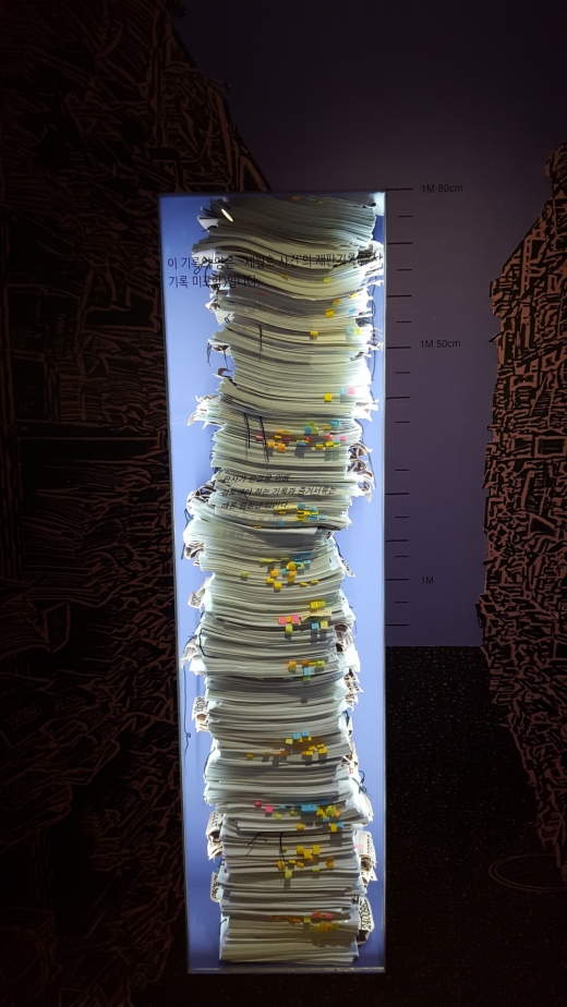 세월호 사건의 재판 기록물. 재판 관련 서류만 어른키를 훌쩍 뛰어넘는 수준이어서 법관들의 노고는 짐작이 가능하다