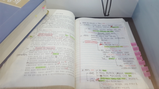 실제 법조인이 되기 위해 공부하였던 합격생들의 수험 노트도 전시되어 있어 흥미를 이끈다