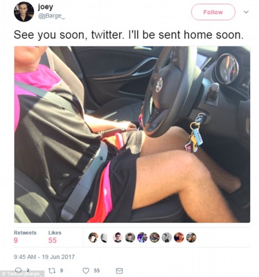 양복대신 원피스차림으로 직장에 다시 복귀하는 모습. (사진=데일리메일)