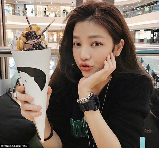 쉬루얼도 가끔은 달콤한 음식을 먹는 것 같다.