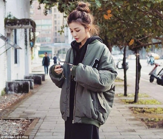 쉬루얼은 인테리어 디자이너이며, 그녀의 여동생은 가수이자 배우인 샤론 슈다.