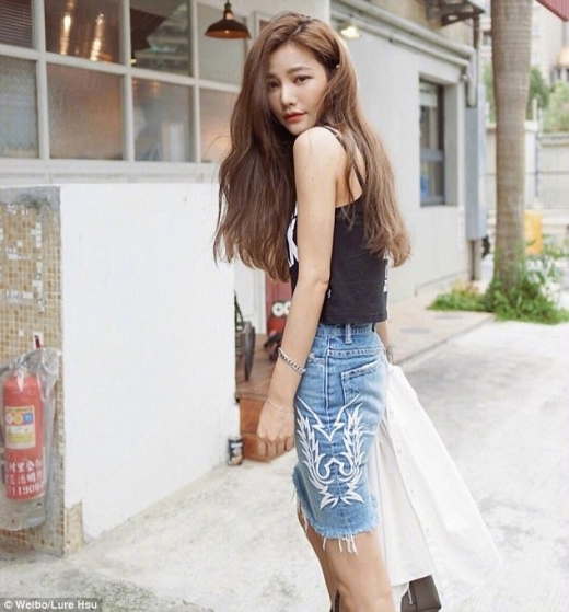 쉬루얼은 2년 전 동생 샤론 슈 덕분에 대중에게 알려졌다.