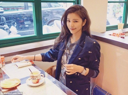 쉬루얼의 동안 비결은 물을 많이 마시고 채소를 많이 먹는 것은 물론 피부의 수분을 유지하는 것이라고 한다.