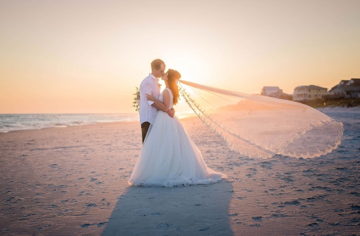 두 사람은 플로리다주 시크레스트 비치에서 결혼식을 올렸다.