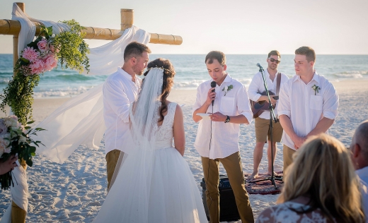 조이는 “1년 전 이날을 맞이할 수 있을지 확신하지 못했다. 그렇지만 난 결혼에 골인했다”면서 “말 그대로 즐거운 날도 힘든 날도 곁에 있어 준 여성과 말이다”고 말했다.