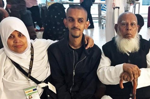 아들 하미드가 엄마 아빠와 함께 찍은 사진.