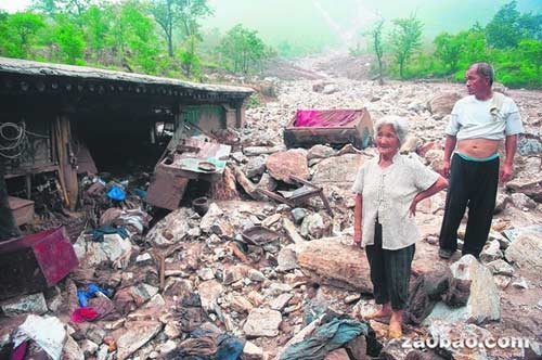 2012년 7월 폭우로 삶의 터전을 잃어버린 주민들의 모습. 당시 77명이 숨지는 인명피해가 발생했다.