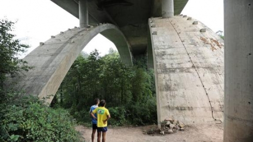 사고가 발생했던 스페인 칸타브리아의 다리 아래쪽