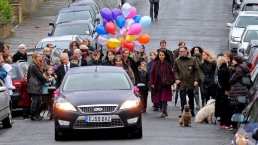 많은 사람들이 니암의 마지막 길을 함께 하고 있다. (사진=BBC)