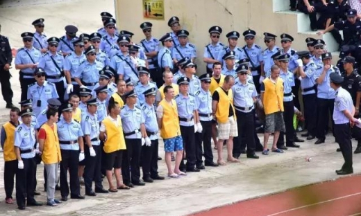 재판을 받기 위해 공개재판 법정으로 들어서는 마약사범들. (사진=신화사 캡처)