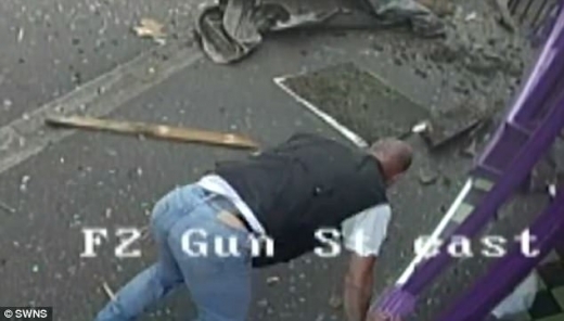 갑작스러운 시내버스의 습격을 당한 남성이 사건 현장에서 일어나고 있다. (사진=데일리메일)