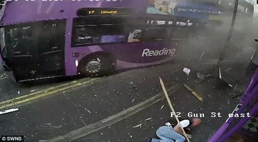 버스에 치인 남성이 자연스레 도로 밖으로 밀려났다. (사진=데일리메일)