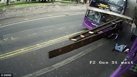 버스에 치여 쓰러졌다. (사진=데일리메일)