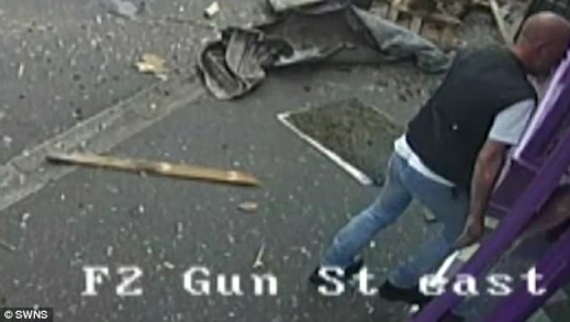 사고현장에서 일어나 안전한 곳으로 대피하고 싶었던 스미스. (사진=데일리메일)