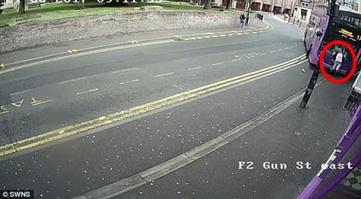 뒤에 차가 오는지도 몰랐던 스미스가 차선을 이탈한 버스에게 치이는 장면. (사진=데일리메일)