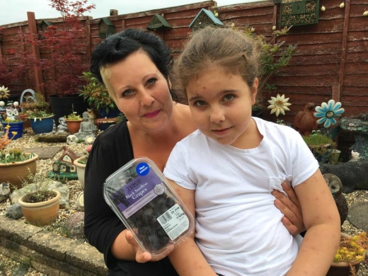 엄마 킴벌리 세이모와 딸 피비가 당시 샀던 것과 같은 포도상자를 들어보이고 있다. (사진=더선 캡처)