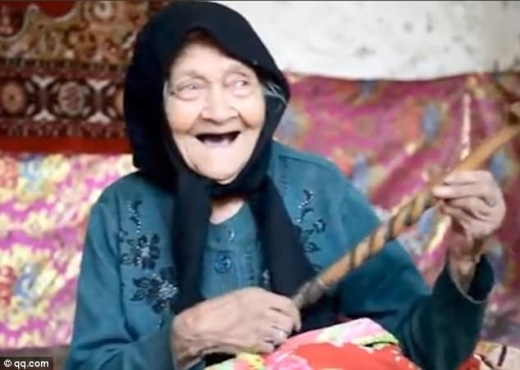 노래를 부르는 할머니의 모습이 행복해보인다. (사진=텅쉰)