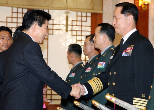 노무현 대통령에게 보직 신고를 하는 송영무 현 국방부장관 후보자. (사진=해군본부 정훈공보실 제공)