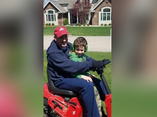 브라이언과 대니얼이 잔디깎는기계에 함께 타고 있는 모습. 대니얼이 파병을 떠나기 전 이들 부자가 마지막으로 찍은 사진이다. - 바버라 켈리