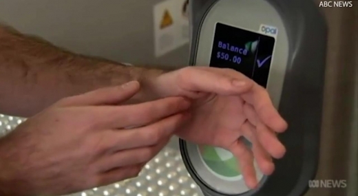 먀우먀우는 자기 손에 교통카드를 이식해 개찰구를 통과할 때 손을 스치기만 해도 통과할 수 있게 됐다. - ABC뉴스