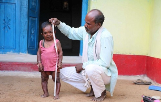 형 고피 랄(55)이 동생의 키를 재보고 있다. (사진=데일리메일 캡쳐)