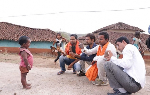 사람들 앞에서 포즈를 취하고 있는 바졸리. (사진=데일리메일 캡쳐)