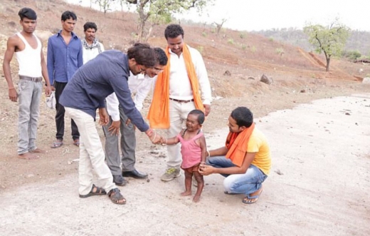 자신을 찾아온 사람들과 악수를 나누며 이야기를 하고 있다. (사진=데일리메일 캡쳐)