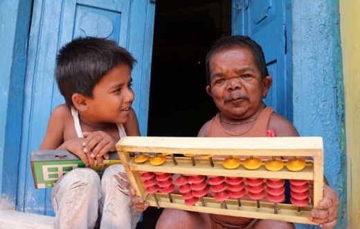바졸리는 자신의 작은 키를 자랑스러워한다. (사진=데일리메일 캡쳐)