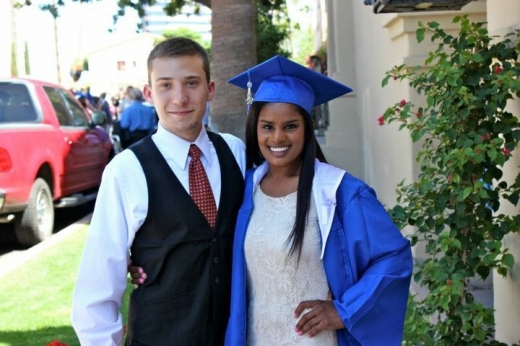 다른 학교에 다녔어도 서로 사랑하는데는 전혀 문제가 없었던 맷과 로라. (사진=허핑턴포스트)