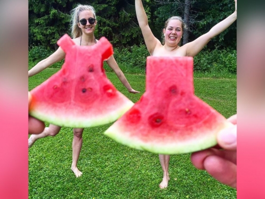 실제 수박 드레스를 입은 것 같은 모습의 여성들. (사진=ABC)