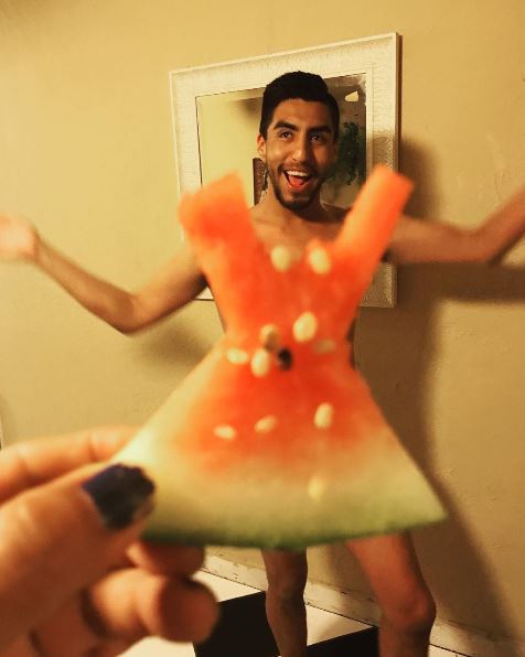 남친에게 수박을 입히면 알아서 좋은 포즈를 취해준다. (사진=인스타그램@needychip)