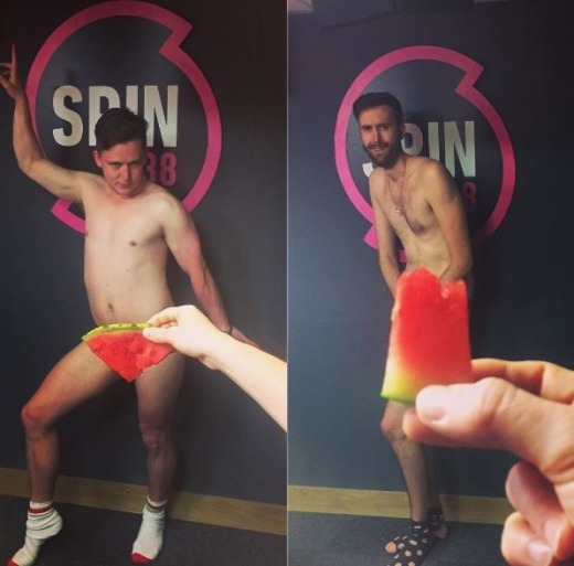 수박 팬티와 바지로 아찔함을 연출했다.(사진=인스타그램@officialspin1038)