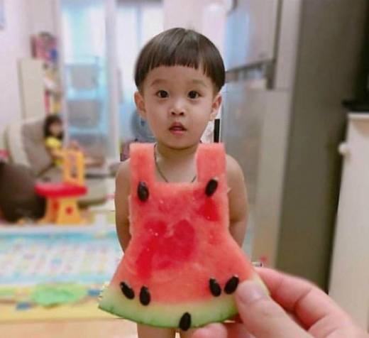 수박의 씨까지 깨알같이 활용해 아이에게 수박 드레스 입힌 엄마.(사진=인스타그램@all_in_one_acc)