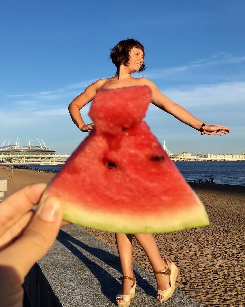 아름다운 배경과 한껏 어우러진 수박드레스. (사진=인스타그램@makarovakizik)