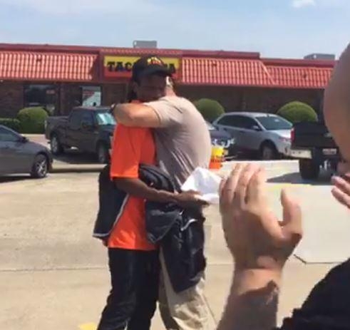 감동받은 저스틴이 밋첼과 포옹을 나누고 있다. (사진=더썬)