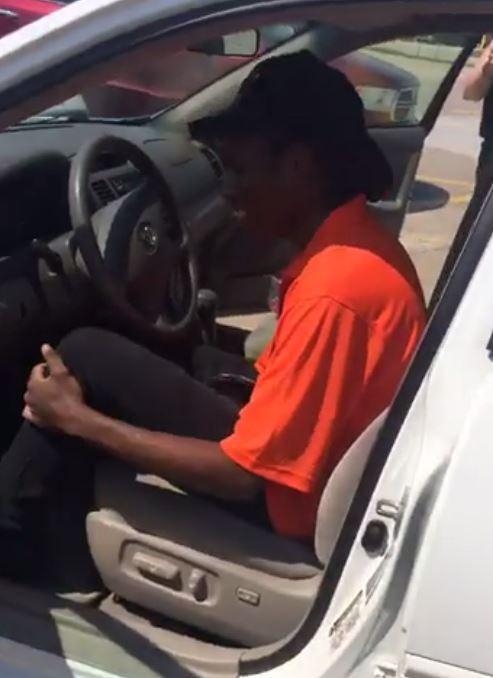 차에 탑승한 저스틴이 기쁨을 감추지 못하는 중이다. (사진=더썬)