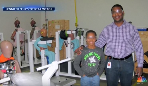 아들이 처음 개발한 발명품에 물심양면 도와주고 있는 아빠. (사진=유튜브 캡쳐)