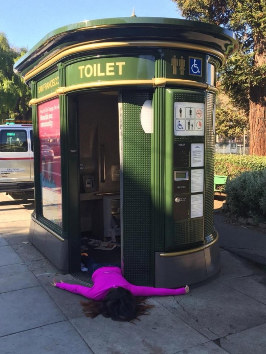 미국 샌프란시스코 공중 화장실 문 앞에서 쓰러진 포즈로 사진을 쩍었다. (사진=더썬)