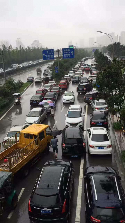 이재민들의 이동으로 호남성 일대 도로도 완전히 마비됐다.