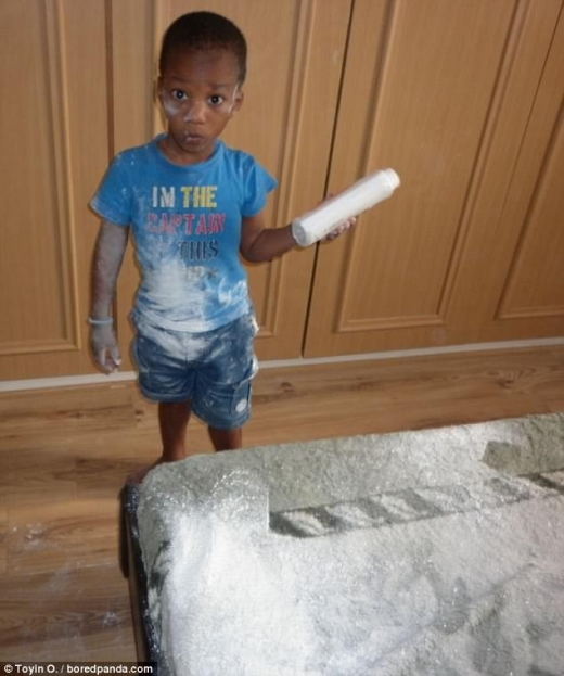 사진 속 소년은 패브릭 소파에 베이비 파우더를 잔뜩 묻혀놨다.