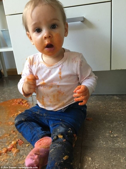 사진 속 여아는 저녁거리를 온통 바닥에 쏟아놨다.