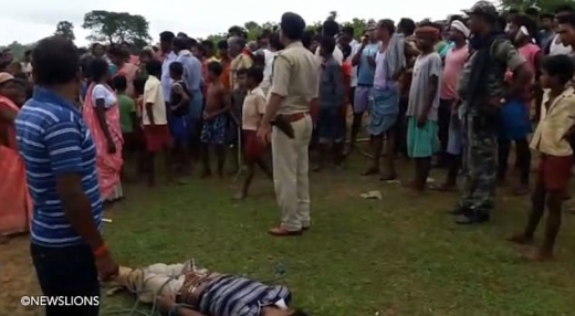 이후 경찰이 현장에 도착하고 나서 한스다는 숨을 거뒀고, 경찰은 20명이 넘는 주민을 살인 혐의로 체포했다.