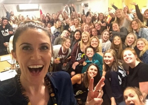 자신만의 방법으로 절약하고, 여행을 통해 열정을 찾은 후 자신의 사업을 시작한 아만다의 모습이 행복해 보인다. (사진=데일리메일 캡쳐)